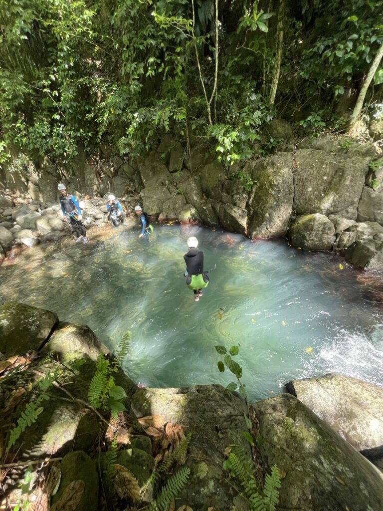 Pour devenir pratiquant de canyoning, il est nécessaire de suivre une formation spécifique. Cette formation permettra d'acquérir les compétences nécessaires