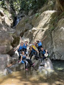 Le canyoning à Basse-Terre est une expérience passionnante pour les amateurs d'activités de plein air et d'exploration de paysages naturels