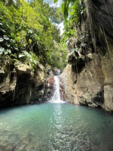 Le canyoning est une activité très populaire en Guadeloupe, notamment dans la région de Sainte-Rose. Sainte-Rose est située sur la côte nord de l'île de Basse-Terre